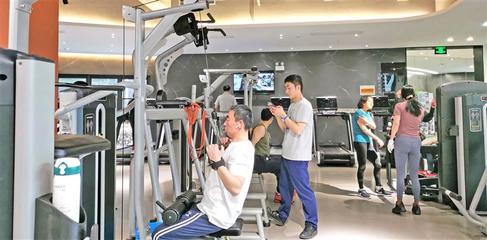 健身房里銀發(fā)族多起來 專家建議選擇適合的運(yùn)動(dòng)項(xiàng)目